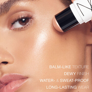 LIGHT REFLECTING&trade; LUMINIZING STICK, NARS Iluminadores