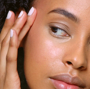 Aplica debajo de la base de maquillaje o de la crema hidratante con color para dar a la piel un brillo luminoso.