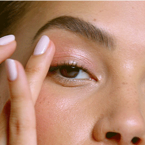 Aplica en ojos, labios, mejillas o cuerpo con la yema de los dedos: el producto se funde a la perfección con el calor de la piel.