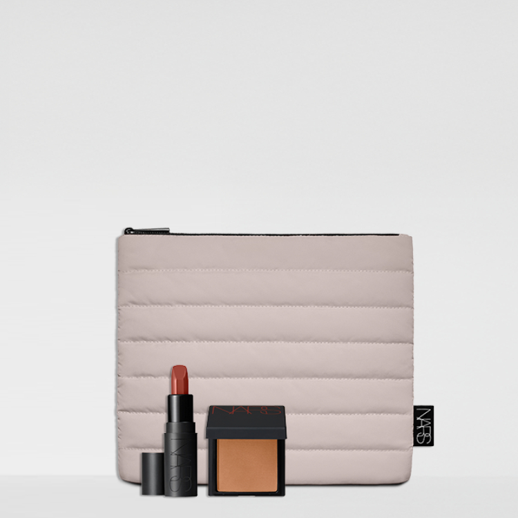  Consigue un Mini Laguna Bronzing Powder, un Mini Explicit Lipstick en el tono Body Heat y un neceser exclusivo de regalo en compras +70€.